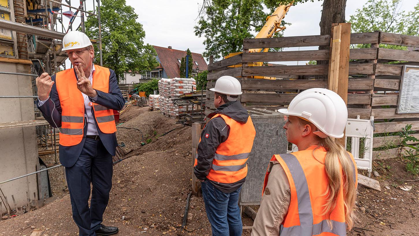 Bei der letzten Begehung des Herzogenauracher Rathaus-Neubaus zeigte Bürgermeister German Hacker auch die Trennfuge zwischen Schloss und neuem Gebäude, deren Bau laut Hacker Bei der letzten Begehung des Herzogenauracher Rathaus-Neubaus zeigte Bürgermeister German Hacker auch die Trennfuge zwischen Schloss und neuem Gebäude, deren Bau laut Hacker