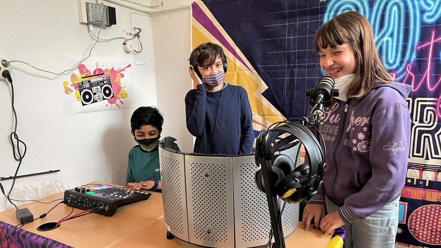 Mina, Niels und Pratham im Tonstudio. Natürlich mit Maske.
Mina, Niels und Pratham im Tonstudio. Natürlich mit Maske.