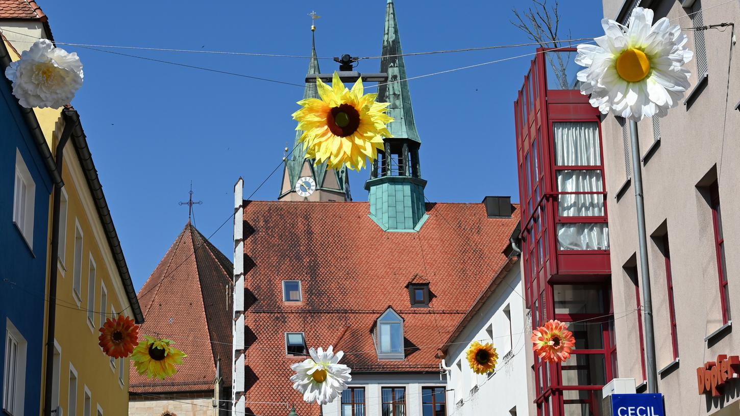 Mit bunten Blumen wurde Klostergasse in Neumarkt geschmückt.