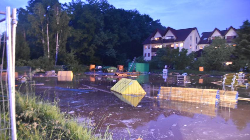 Starkregen in Allersberg: Baugrube läuft voll, Kran droht umzustürzen