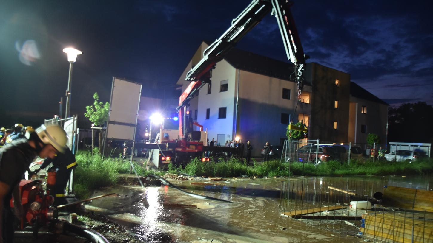 Der Starkregen am Abend des 10. Juni in Allersberg flutete eine große Baugrube. Ein Kran drohte umzustürzen.
Der Starkregen am Abend des 10. Juni in Allersberg flutete eine große Baugrube. Ein Kran drohte umzustürzen.