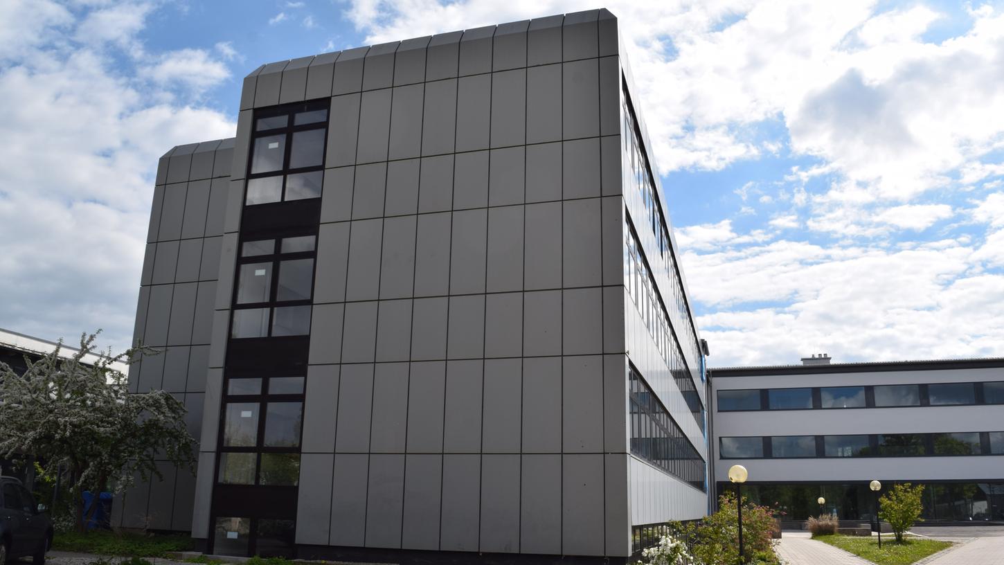 Das Geld vom Freistaat kommt den Ausbau des Ostendorfer-Gymnasiums (Bild) und dem Sonderpädagogischen Förderzentrum gleich nebenan zugute.
Das Geld vom Freistaat kommt den Ausbau des Ostendorfer-Gymnasiums (Bild) und dem Sonderpädagogischen Förderzentrum gleich nebenan zugute.