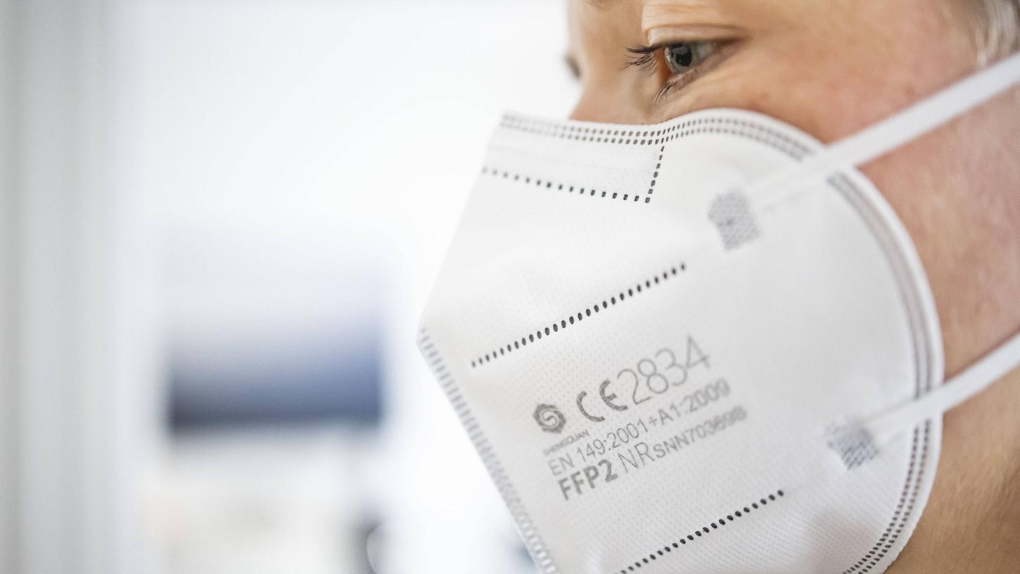Eine Frau trägt eine sogenannte FFP2-Maske zum Schutz vor dem Coronavirus.
Eine Frau trägt eine sogenannte FFP2-Maske zum Schutz vor dem Coronavirus.