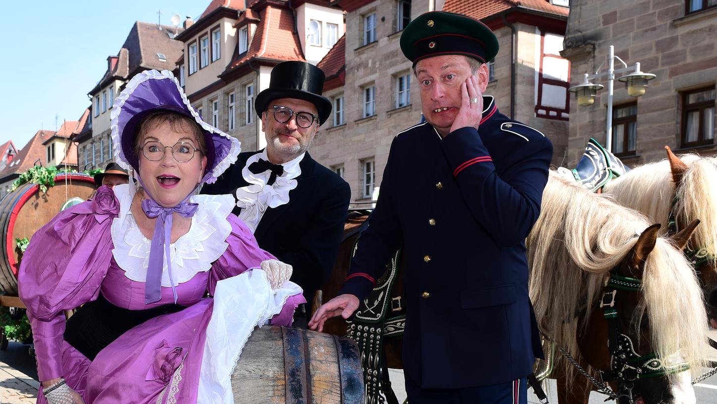 Oliver Tissot (Mi.) und Volker Heißmann (re.) begaben sich auf die Spuren des Adlers vor 185 Jahren. Mit im Bild ist Julia Kempken von der roten Bühne.
Oliver Tissot (Mi.) und Volker Heißmann (re.) begaben sich auf die Spuren des Adlers vor 185 Jahren. Mit im Bild ist Julia Kempken von der roten Bühne.