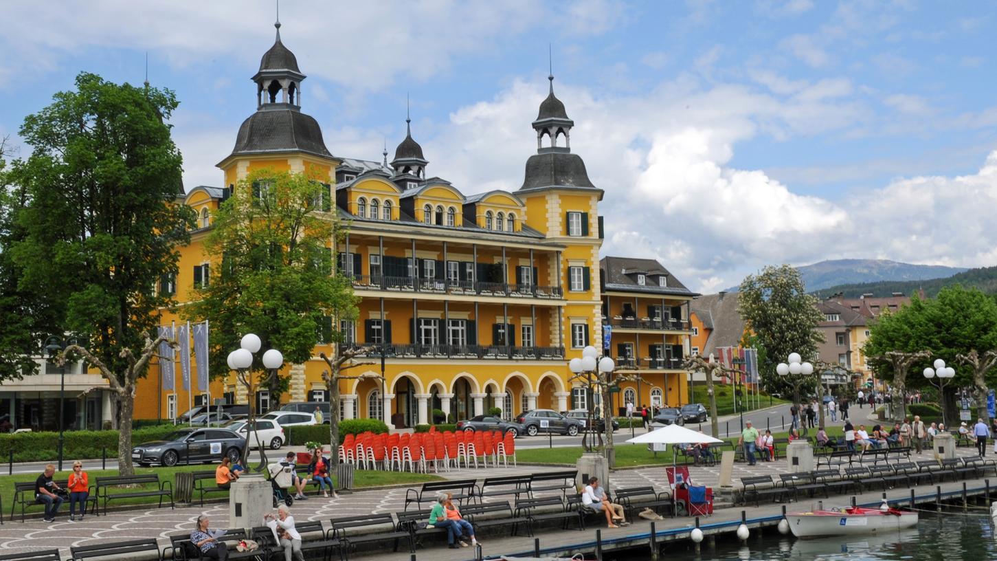 Das Falkensteiner Schlosshotel Velden (alias "Schlosshotel am Wörthersee") aufgenommen vom See aus. 