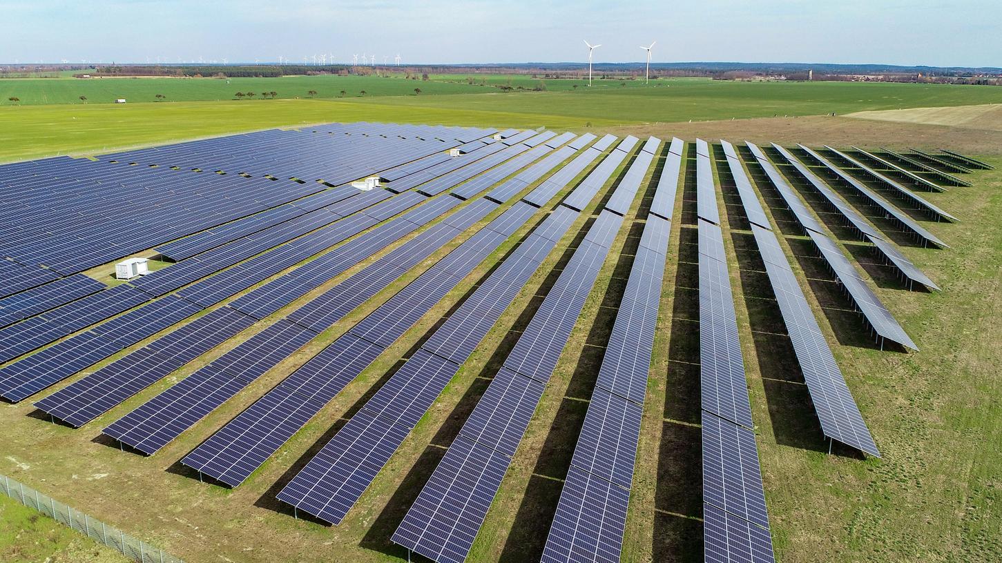 Als Standort für den Lonnerstadter Solarpark sind Felder unmittelbar unterhalb der dortigen Windräder ins Auge gefasst.