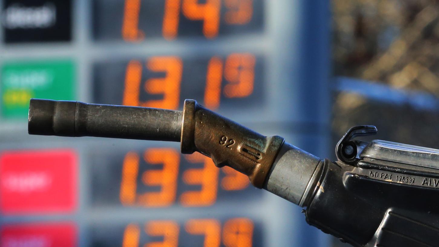 Hinter einer Zapfpistole sind an einer Tankstelle Benzinpreise zu sehen. Benzin wird teurer, so Brinkhaus.
Hinter einer Zapfpistole sind an einer Tankstelle Benzinpreise zu sehen. Benzin wird teurer, so Brinkhaus.