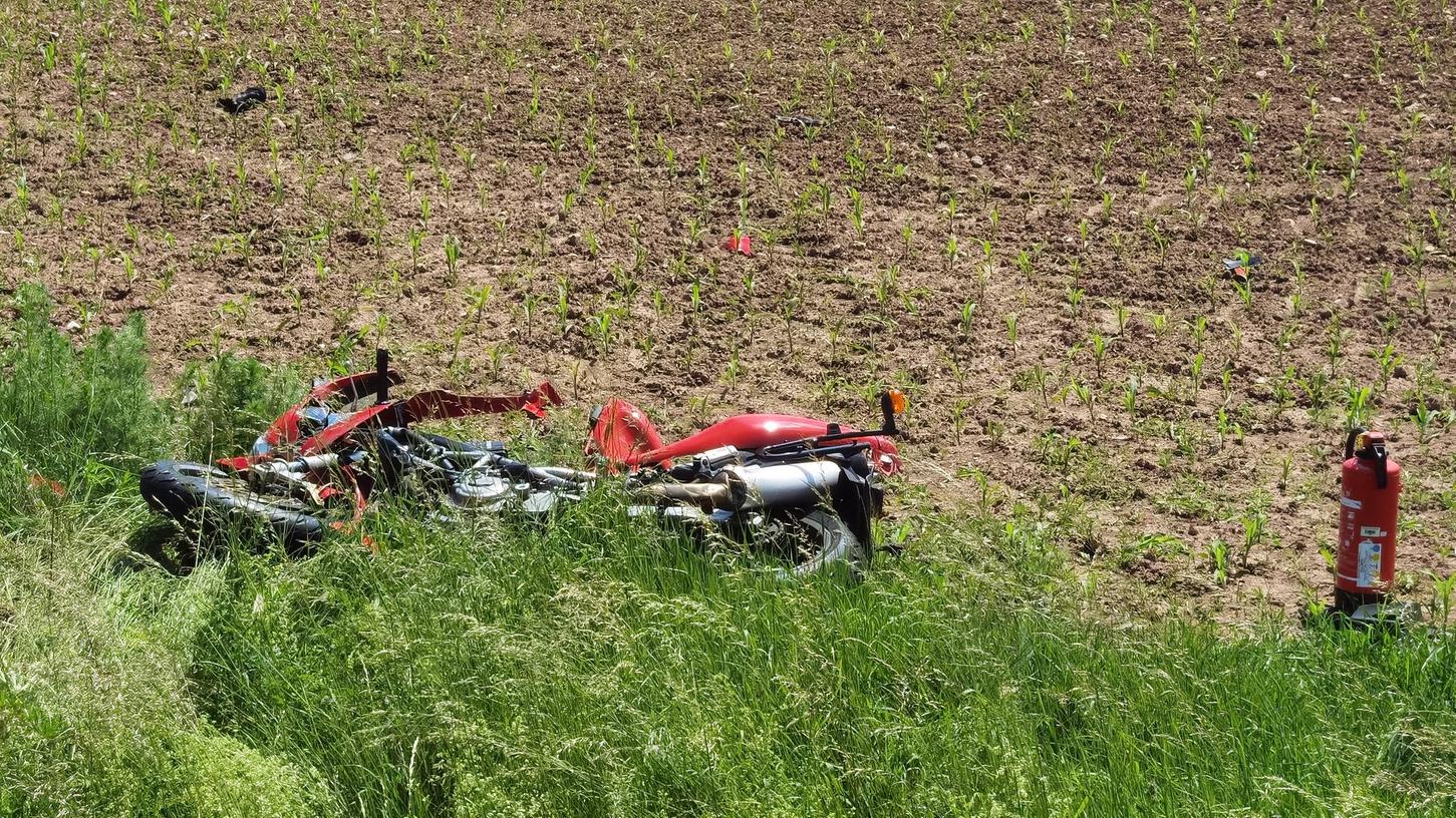 Die Maschine blieb schwer beschädigt in einem Acker liegen.
Die Maschine blieb schwer beschädigt in einem Acker liegen.