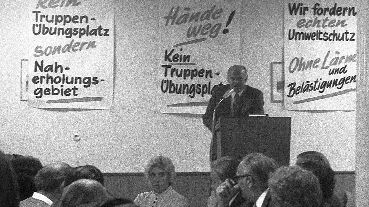 Wie am Vortag in Feucht, so reichte gestern abend auch der Saal des „Moorenbrunner Hofes“ nicht für die Bürger, die gegen den geplanten US-Truppenübungsplatz vor ihrer Haustür protestierten. Rudolf Hilgert (am Rednerpult) begrüßte dazu SPD-Bundestagsabgeordneten Hans Batz, die Landtagsabgeordneten Lilo Seibel und Leonhard Heiden (SPD) sowie Bürgermeister Peter Höffkes (Fischbach) und seine Amtskollegen aus den anderen betroffenen Gemeinden. Der Tenor: Gegenwehr mit (zunächst noch) allen legalen Mitteln wird angestrebt. Wie am Vortag in Feucht, so reichte gestern abend auch der Saal des „Moorenbrunner Hofes“ nicht für die Bürger, die gegen den geplanten US-Truppenübungsplatz vor ihrer Haustür protestierten. Rudolf Hilgert (am Rednerpult) begrüßte dazu SPD-Bundestagsabgeordneten Hans Batz, die Landtagsabgeordneten Lilo Seibel und Leonhard Heiden (SPD) sowie Bürgermeister Peter Höffkes (Fischbach) und seine Amtskollegen aus den anderen betroffenen Gemeinden. Der Tenor: Gegenwehr mit (zunächst noch) allen legalen Mitteln wird angestrebt.