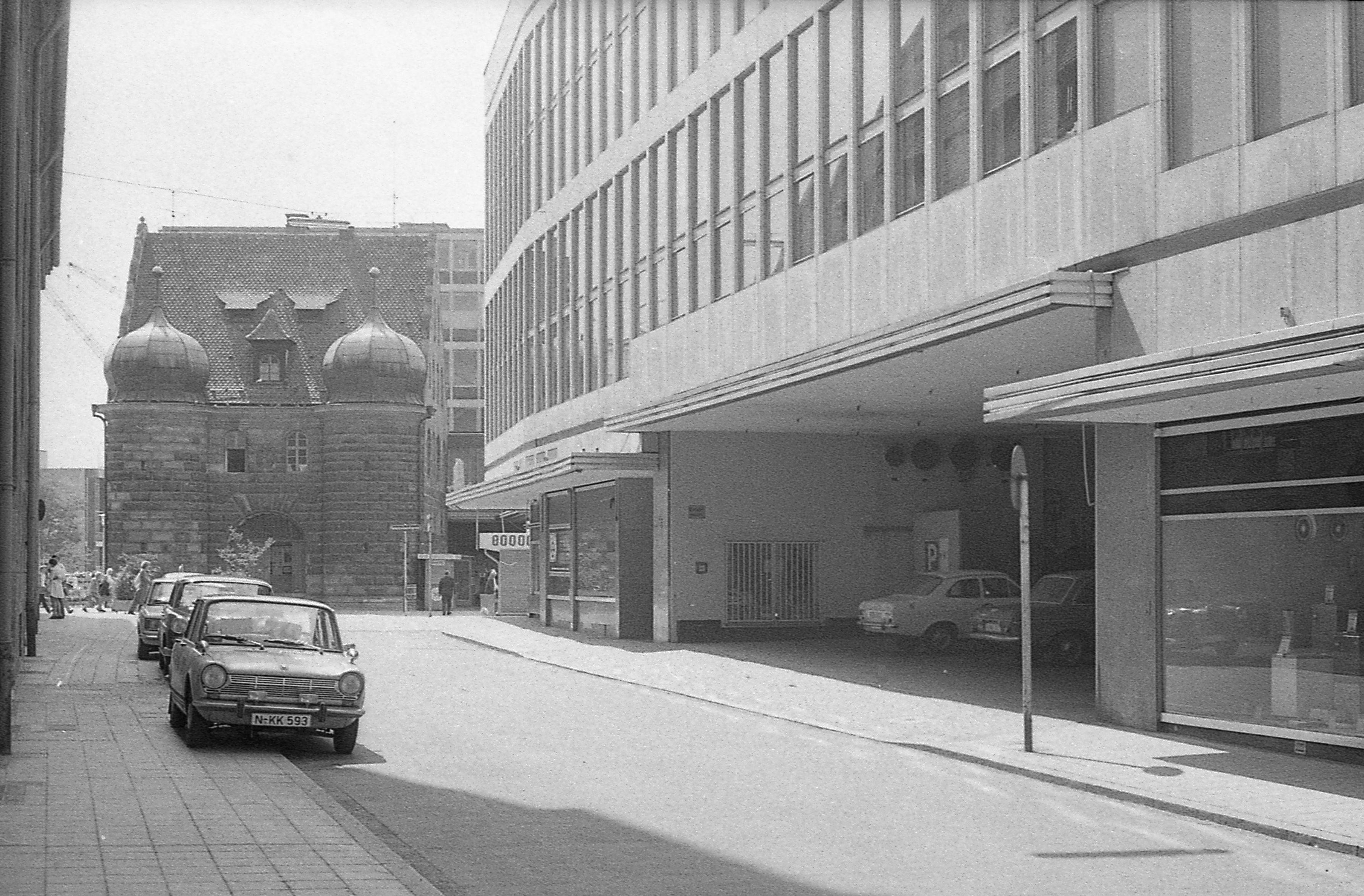 Unbewacht stand der Panzerwagen an der Mauthalle bei der Ladeeinfahrt des Kaufhof, als die Unbekannten den VW-Kombi mit einem Nachschlüssel öffneten. Im Hintergrund das Haus, in dem die Beamten des Polizeireviers 4 untergebracht sind. Unbewacht stand der Panzerwagen an der Mauthalle bei der Ladeeinfahrt des Kaufhof, als die Unbekannten den VW-Kombi mit einem Nachschlüssel öffneten. Im Hintergrund das Haus, in dem die Beamten des Polizeireviers 4 untergebracht sind.