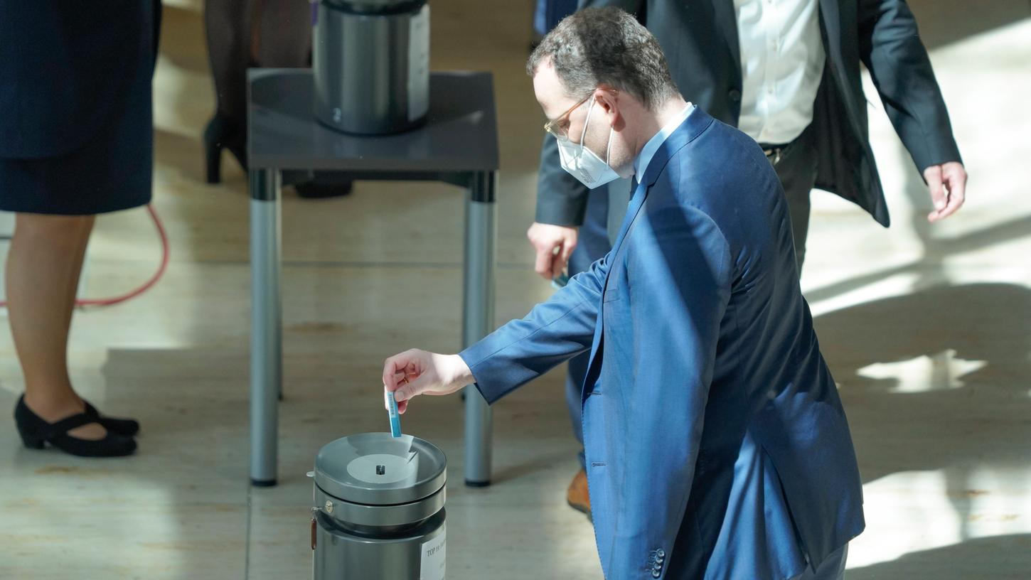 Jens Spahn bei der Abstimmung: Der Gesundheitsminister wurde stark kritisiert.
Jens Spahn bei der Abstimmung: Der Gesundheitsminister wurde stark kritisiert.