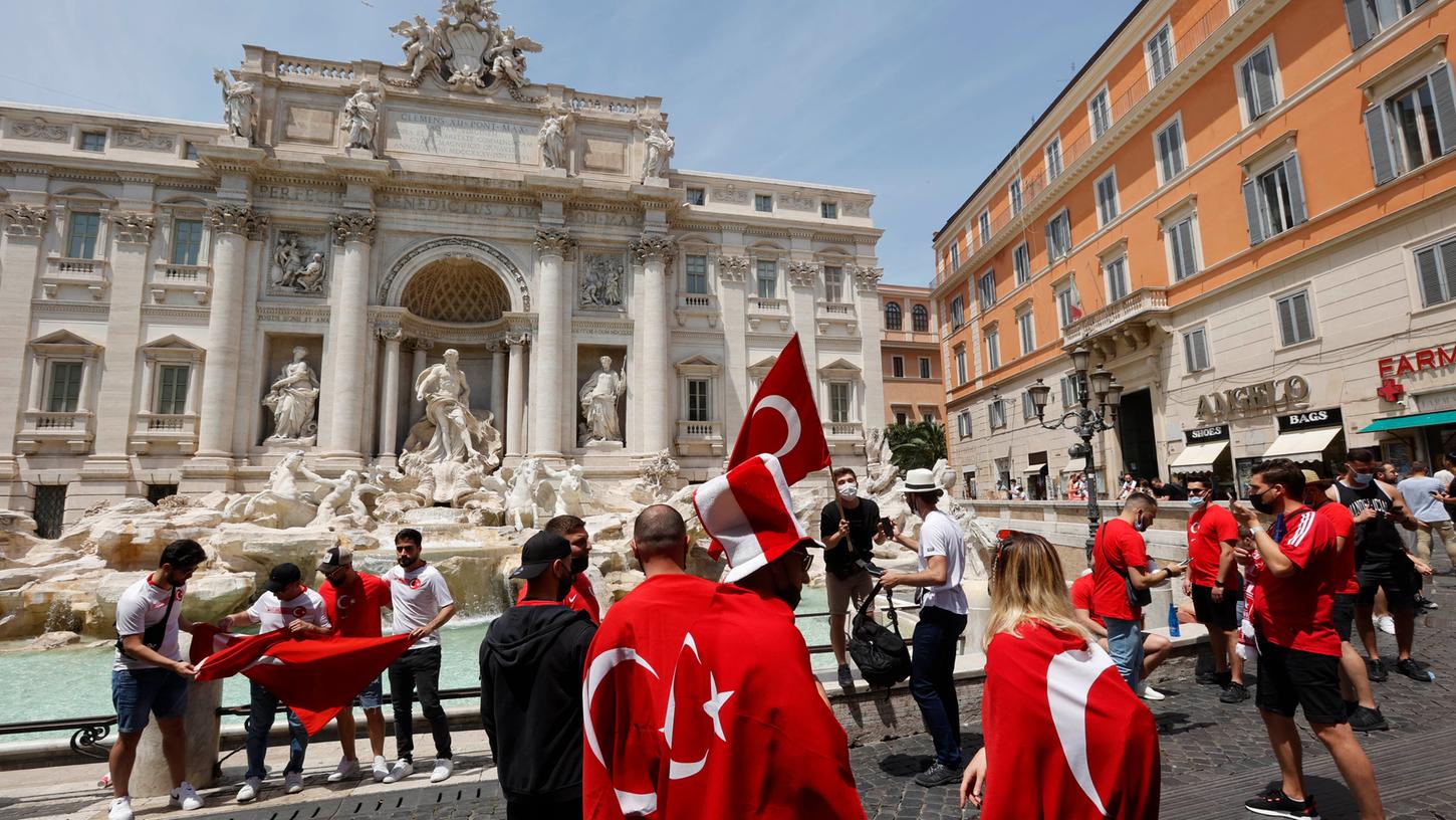 In Rom haben sich bereits am Freitagnachmittag türkische Fans versammelt.
In Rom haben sich bereits am Freitagnachmittag türkische Fans versammelt.