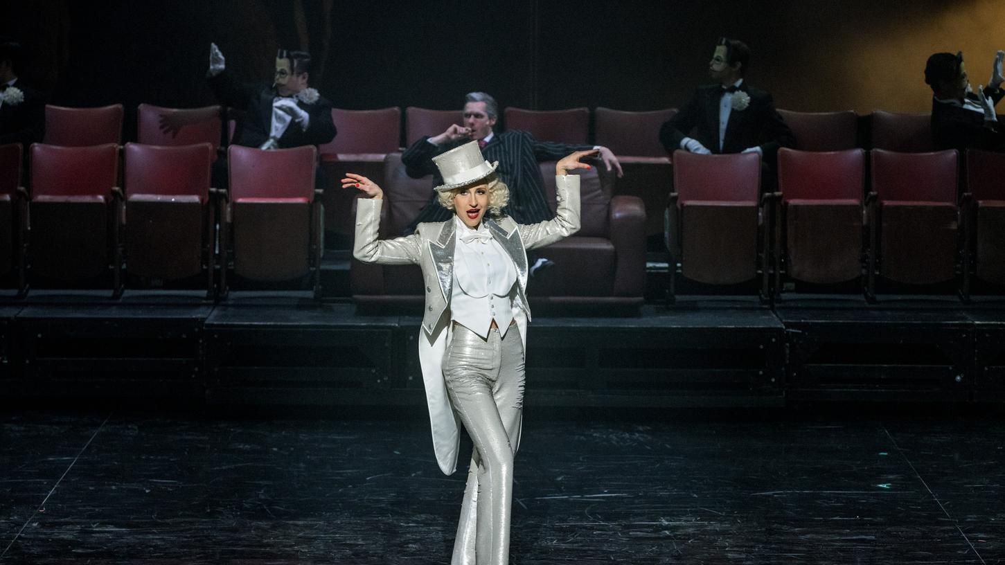 Marylou (Maria-Danaé Bansen) wandelt in "Märchen im Grand-Hotel" auf den Pfaden von Marlene Dietrich.
Marylou (Maria-Danaé Bansen) wandelt in "Märchen im Grand-Hotel" auf den Pfaden von Marlene Dietrich.