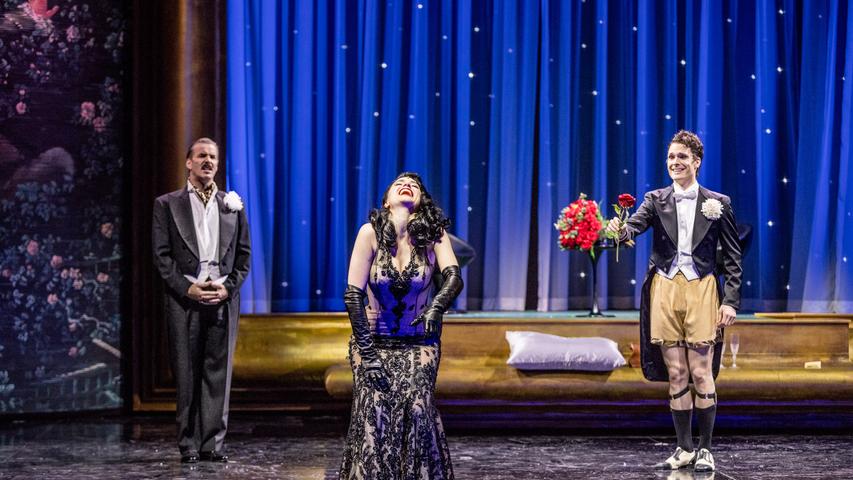 Der Humor in "Märchen im Grand-Hotel" bleibt in der Operette lange ohne Tiefgang, aber dann gibt es eine überraschende Wende.
Der Humor in "Märchen im Grand-Hotel" bleibt in der Operette lange ohne Tiefgang, aber dann gibt es eine überraschende Wende.