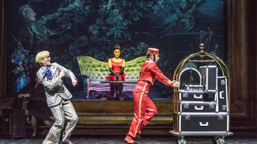 Mit einfachen Mitteln wird in dieser Operette nostalgische Hotel-Atmosphäre erzeugt.
Mit einfachen Mitteln wird in dieser Operette nostalgische Hotel-Atmosphäre erzeugt.