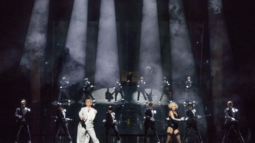 Überzeugend choreografiert sind nicht nur die Ensembleszenen in "Märchen im Grand-Hotel".
Überzeugend choreografiert sind nicht nur die Ensembleszenen in "Märchen im Grand-Hotel".