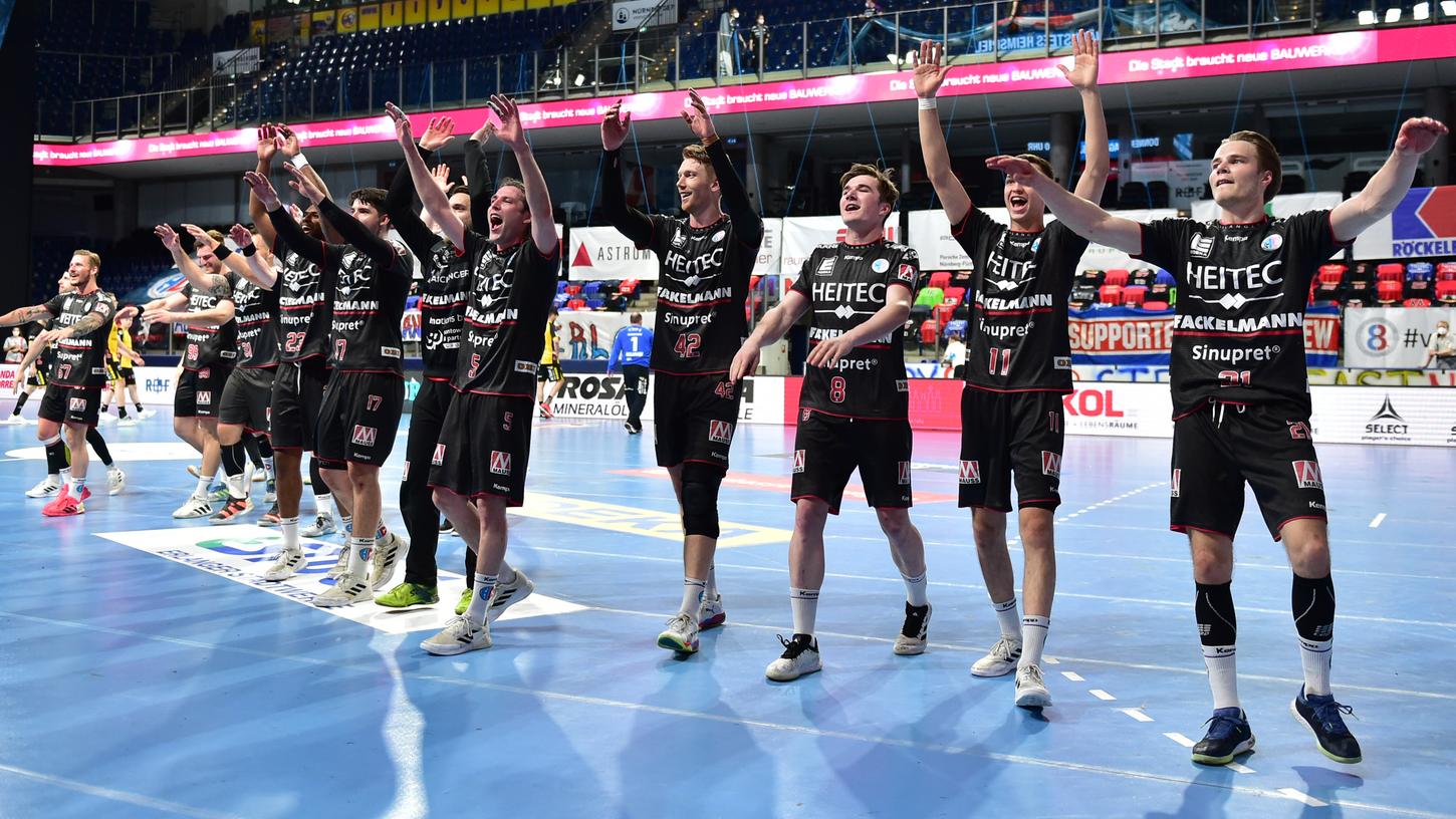 Sie dürfen bald 1700 Fans zujubeln: Die Mannschaft des HC Erlangen tritt noch zweimal in Nürnberg vor Publikum an.
Sie dürfen bald 1700 Fans zujubeln: Die Mannschaft des HC Erlangen tritt noch zweimal in Nürnberg vor Publikum an.