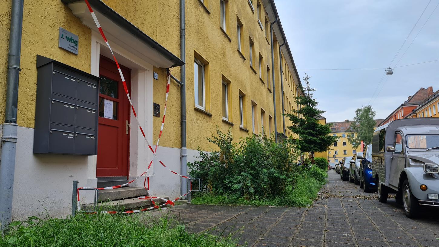 Seit Donnerstagabend steht das Haus in der Speyerer Straße leer, weil durch das Unwetter tiefe Risse im Keller entstanden sind und die Statik unsicher ist. Jetzt hat der Boden noch weitere 60 Zentimeter nachgegeben.