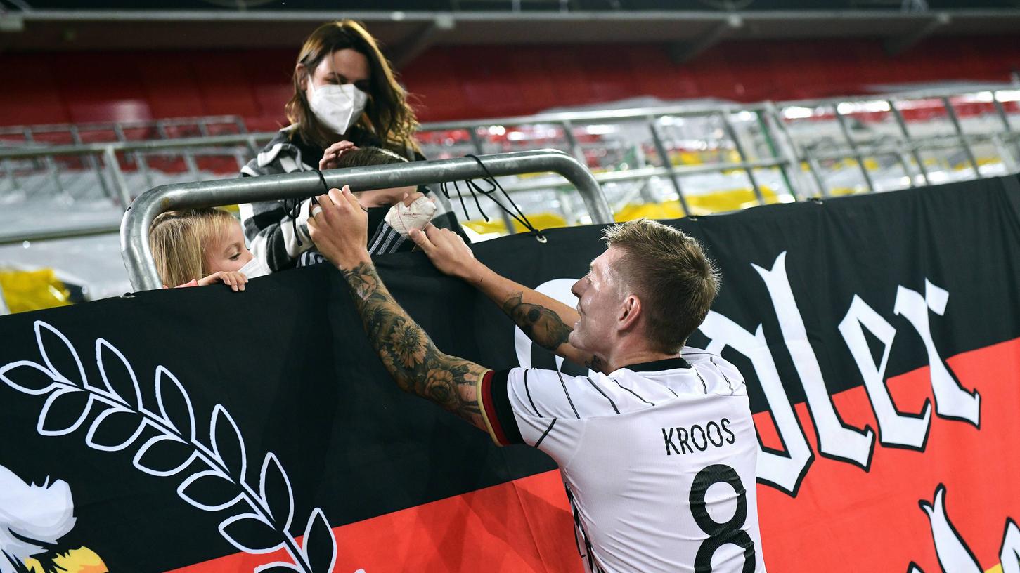 Familienbande: Gattin Jessica und die Kinder Leon und Amelie stärken Toni Kroos den Rücken.
Familienbande: Gattin Jessica und die Kinder Leon und Amelie stärken Toni Kroos den Rücken.
