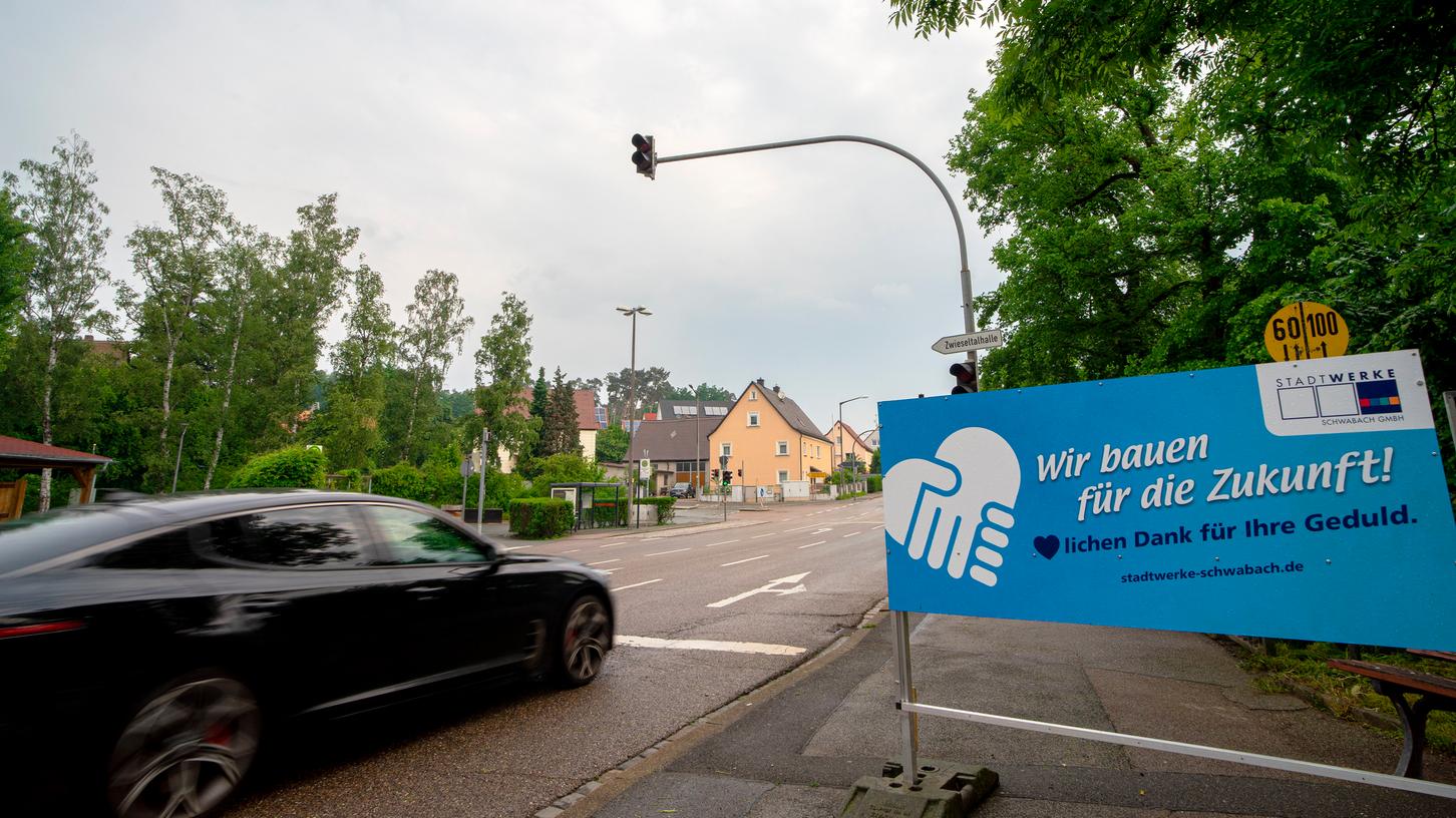 Noch rollt der Verkehr auf der Wolkersdorfer Hauptstraße. Ab voraussichtlich 2. August wird die Durchfahrt nach Nürnberg und umgekehrt bis 10. September gesperrt sein.
Noch rollt der Verkehr auf der Wolkersdorfer Hauptstraße. Ab voraussichtlich 2. August wird die Durchfahrt nach Nürnberg und umgekehrt bis 10. September gesperrt sein.