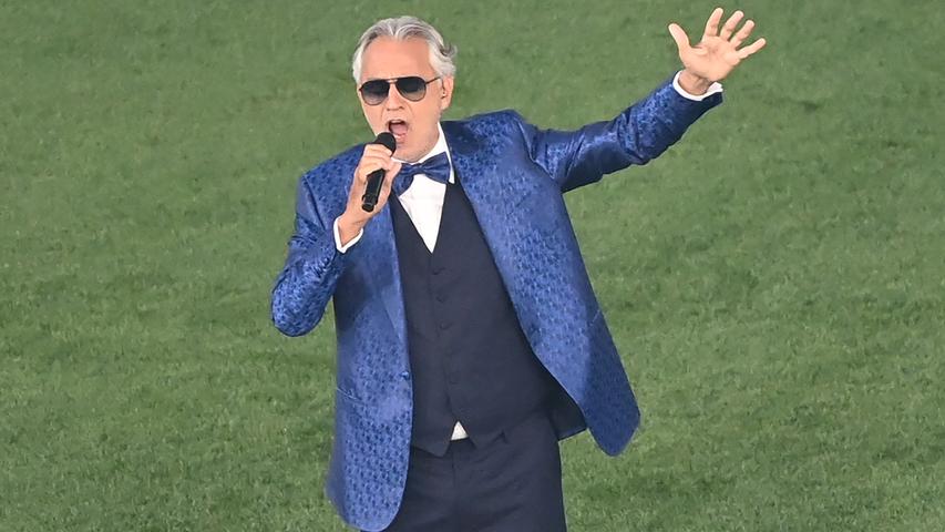 11.06.2021, Latium, Rom: Fußball: EM, Vorrunde, Gruppe A, Türkei - Italien im Stadio Olimpico di Roma. Andrea Bocelli singt bei der Eröffnungszeremonie der Europameisterschaft vor dem Spiel. Important: For editorial news reporting purposes only. Not used for commercial or marketing purposes without prior written approval of UEFA. Images must appear as still images and must not emulate match action video footage. Photographs published in online publications (whether via the Internet or otherwise) shall have an interval of at least 20 seconds between the posting. Foto: Matthias Balk/dpa +++ dpa-Bildfunk +++