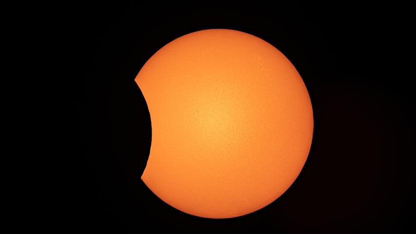 Auch einige unserer User und Leser ließen sich die partielle Sonnenfinsternis nicht entgehen: Das Naturspektakel tritt auf, weil sich der Mond - von der Erde aus gesehen - vor die Sonne schiebt. In Deutschland war dies zuletzt vor sechs Jahren der Fall.
