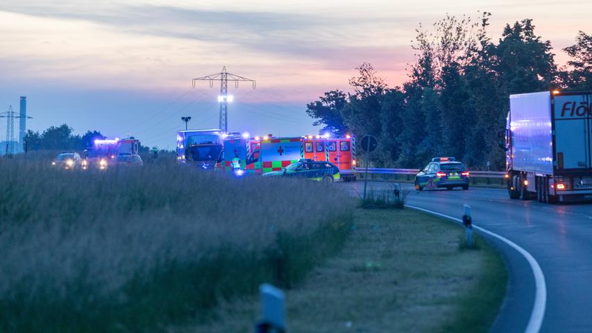 Seat kollidiert mit Lastwagen: Vier Verletzte im Kreis Fürth