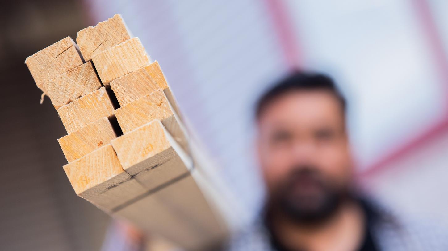 Mangelware: Weil Holz derzeit rar ist, kann es auch dauern, bis Handwerker zu bekommen sind.
Mangelware: Weil Holz derzeit rar ist, kann es auch dauern, bis Handwerker zu bekommen sind.