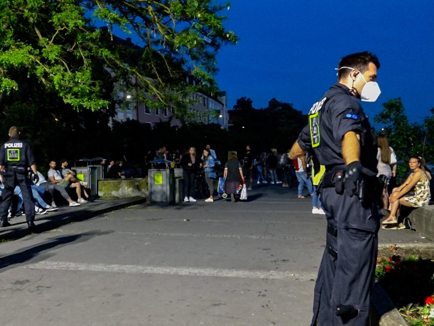 Menschenmassen und Müll: Stadt Würzburg sperrt Mainkai am Wochenende ...