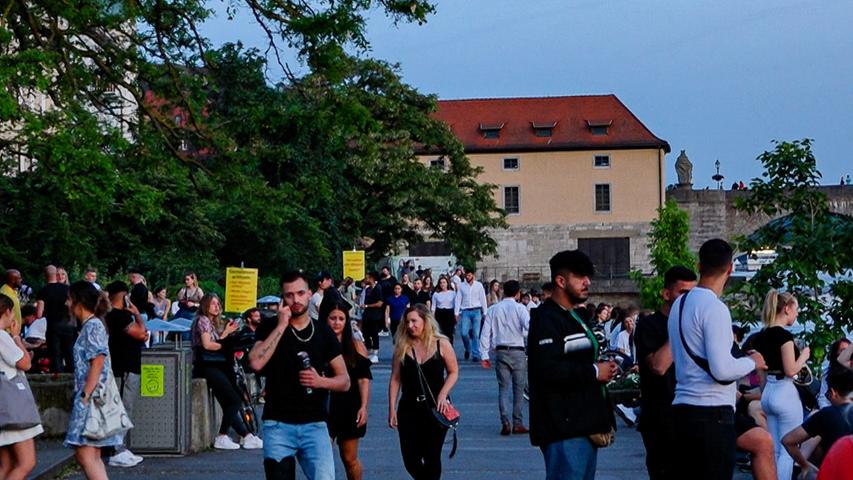 Menschenmassen und Müll: Stadt Würzburg sperrt Mainkai am Wochenende