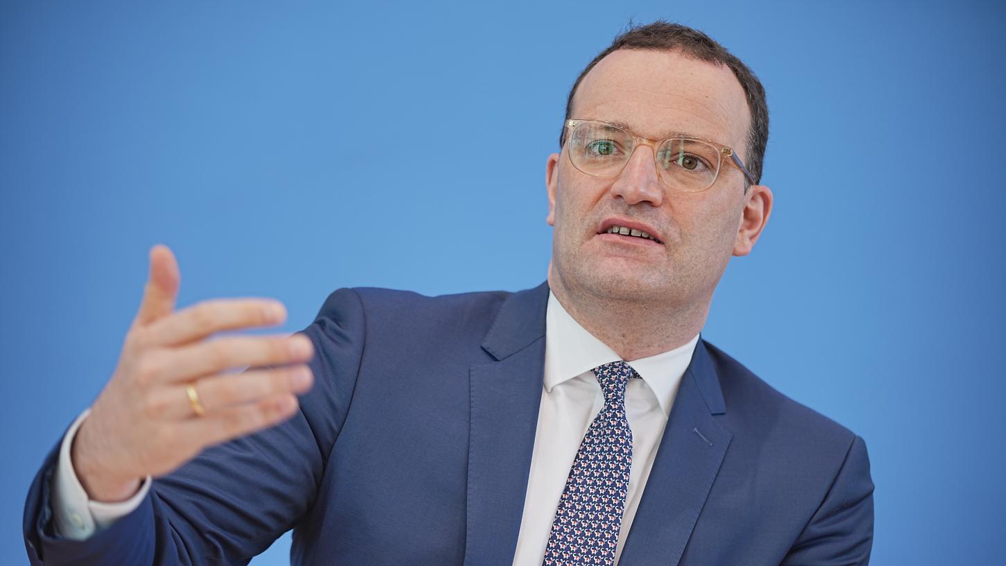 Zu Beginn der Pandemie waren Masken Mangelware. Künftig dürfe die Regierung nicht mehr derart abhängig von China sein, fordert Gesundheitsminister Jens Spahn.
Zu Beginn der Pandemie waren Masken Mangelware. Künftig dürfe die Regierung nicht mehr derart abhängig von China sein, fordert Gesundheitsminister Jens Spahn.
