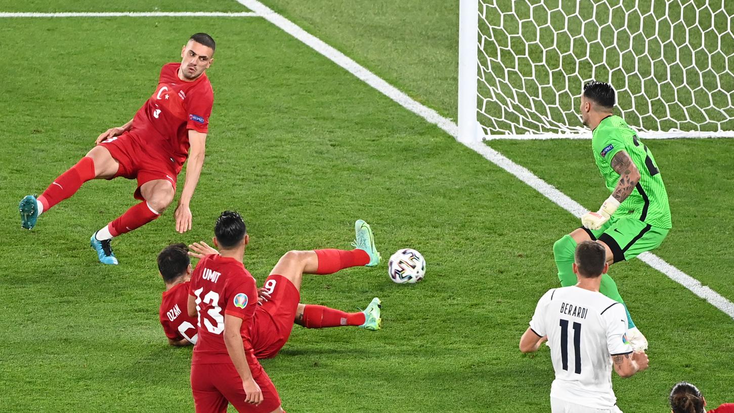 Gar nicht gut: Das einzige Tor, das die Türkei im Eröffnungsspiel gegen Italien machte, war ein Eigentor. Gar nicht gut: Das einzige Tor, das die Türkei im Eröffnungsspiel gegen Italien machte, war ein Eigentor.