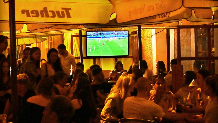 Den EM-Sieg der Italiener über die Türkei verfolgten viele in den Außenbereichen der Erlanger Restaurants.
Den EM-Sieg der Italiener über die Türkei verfolgten viele in den Außenbereichen der Erlanger Restaurants.