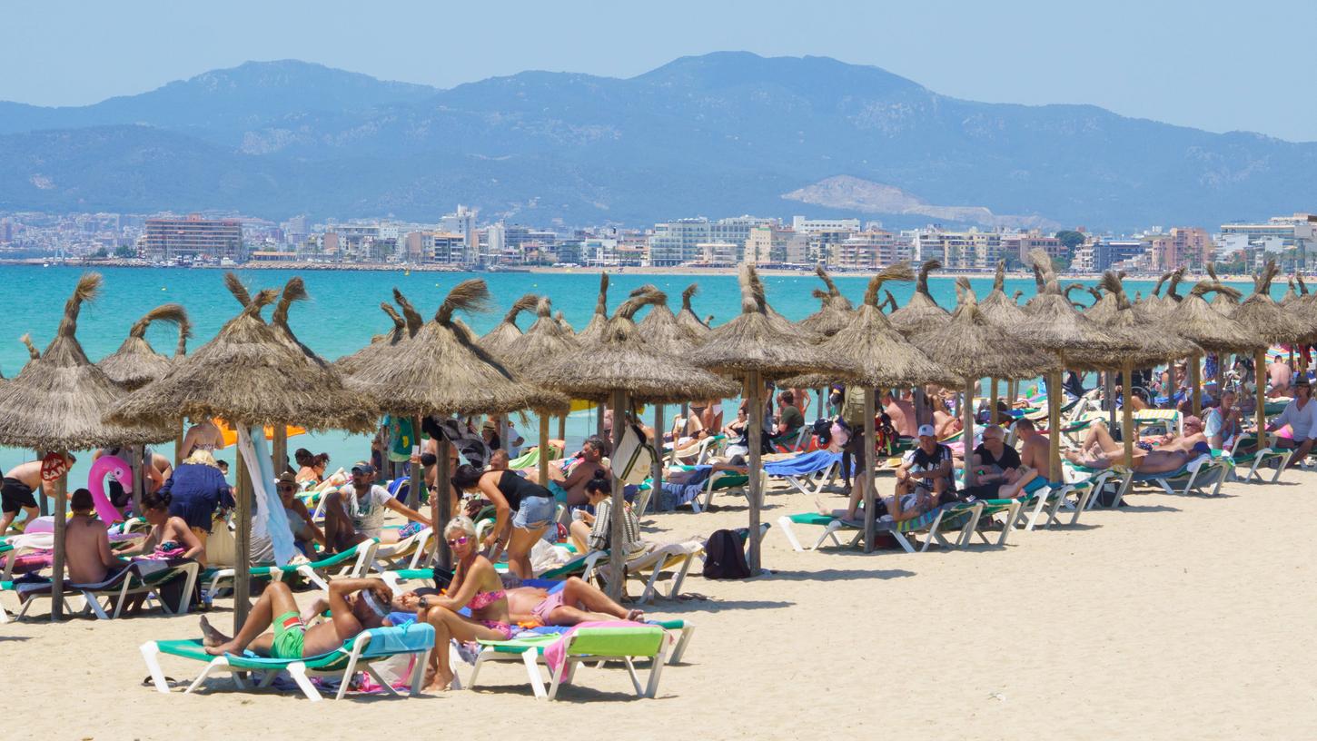 Playa de Palma auf Mallorca ist im zweiten Jahr der Corona-Pandemie wieder voll.
Playa de Palma auf Mallorca ist im zweiten Jahr der Corona-Pandemie wieder voll.