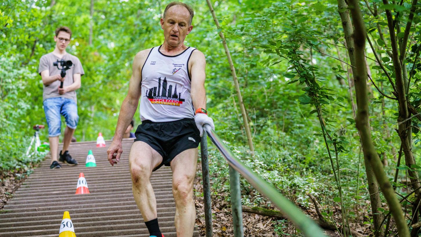 Franz Maier, aktueller Weltrekordinhaber im Treppensteigen, geht bei seinem erfolgreichen Versuch, die Treppe runter.
Franz Maier, aktueller Weltrekordinhaber im Treppensteigen, geht bei seinem erfolgreichen Versuch, die Treppe runter.
