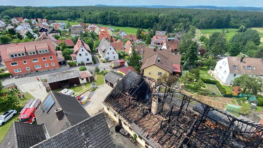 Flammen im Nürnberger Land: Scheune brennt lichterloh - Feuerwehr im Großeinsatz