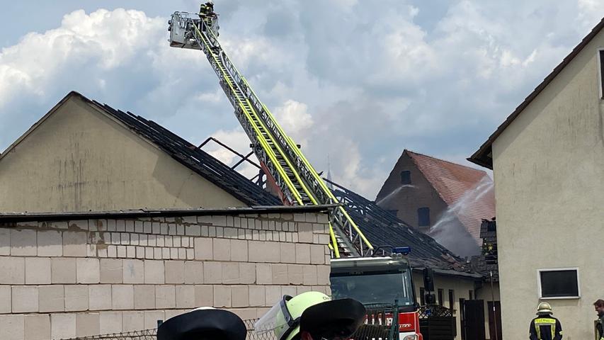 Flammen im Nürnberger Land: Scheune brennt lichterloh - Feuerwehr im Großeinsatz
