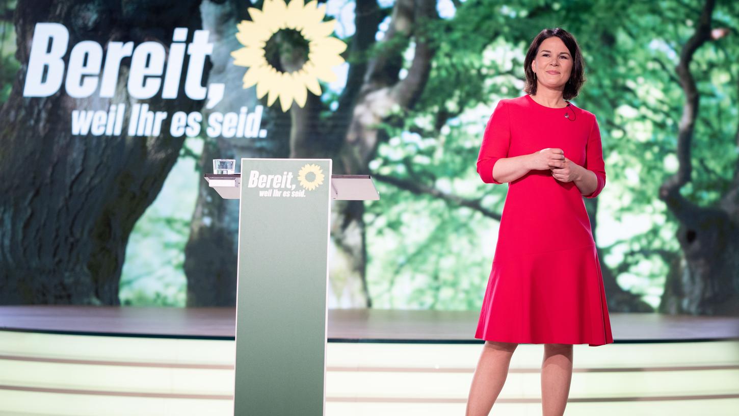 Annalena Baerbock, Kanzlerkandidatin und Bundesvorsitzende von Bündnis 90/Die Grünen, nimmt nach ihrer Rede bei der Bundesdelegiertenkonferenz ihrer Partei den Applaus entgegen.