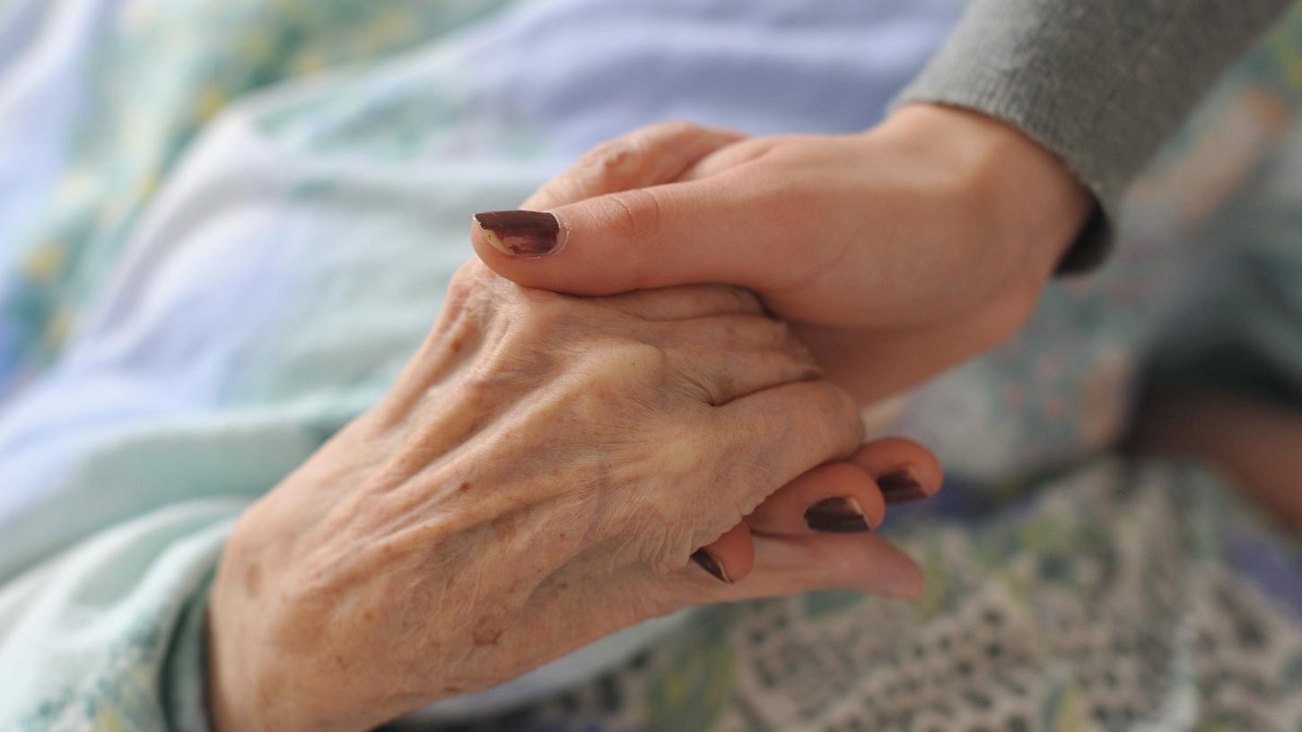 Gespräche können helfen, dem Patienten wieder Mut zu machen und die Angst zu nehmen.
Gespräche können helfen, dem Patienten wieder Mut zu machen und die Angst zu nehmen.