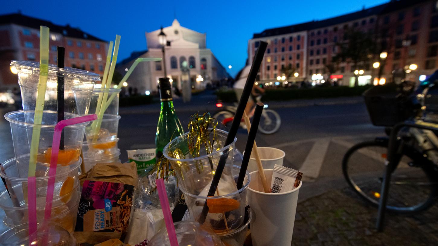 In vielen Städten wird Alkohol-To-Go verkauft.
In vielen Städten wird Alkohol-To-Go verkauft.