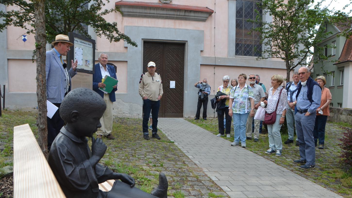 Seit Frühjahr erinnert ein Denkmal an Jean-Philippe Baratier. Es zeigt einen lesenden dreijährigen Jungen vor der Franzosenkirche, wo sein Vater Prediger war. Bei einer Führung am Samstag berichteten Ulrich Distler und Klaus Huber (links) aus dem Leben des Wunderkinds.
Seit Frühjahr erinnert ein Denkmal an Jean-Philippe Baratier. Es zeigt einen lesenden dreijährigen Jungen vor der Franzosenkirche, wo sein Vater Prediger war. Bei einer Führung am Samstag berichteten Ulrich Distler und Klaus Huber (links) aus dem Leben des Wunderkinds.