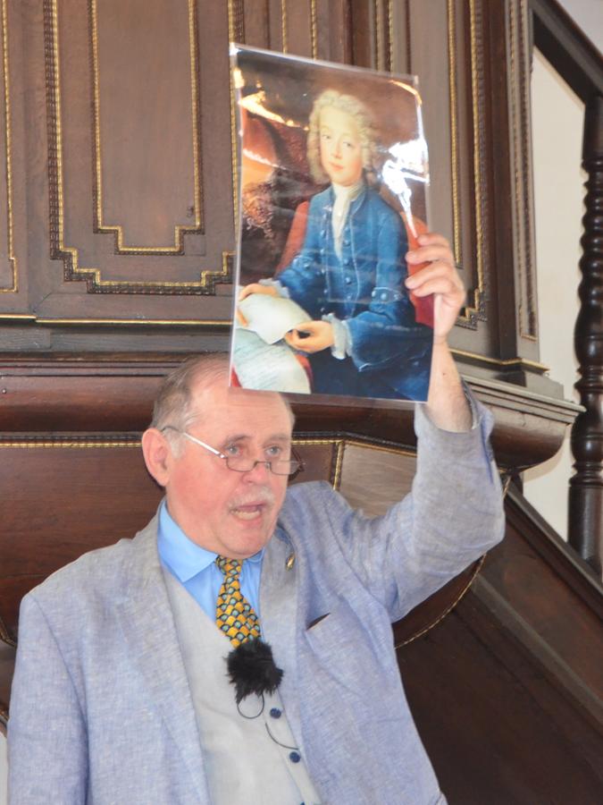 Ulrich Distler hat sich intensiv mit dem Leben Jean-Philippe Baratiers befasst. Hier zeigt er bei seinem Vortrag in der Franzosenkirche ein Porträtbild des Wunderkinds.