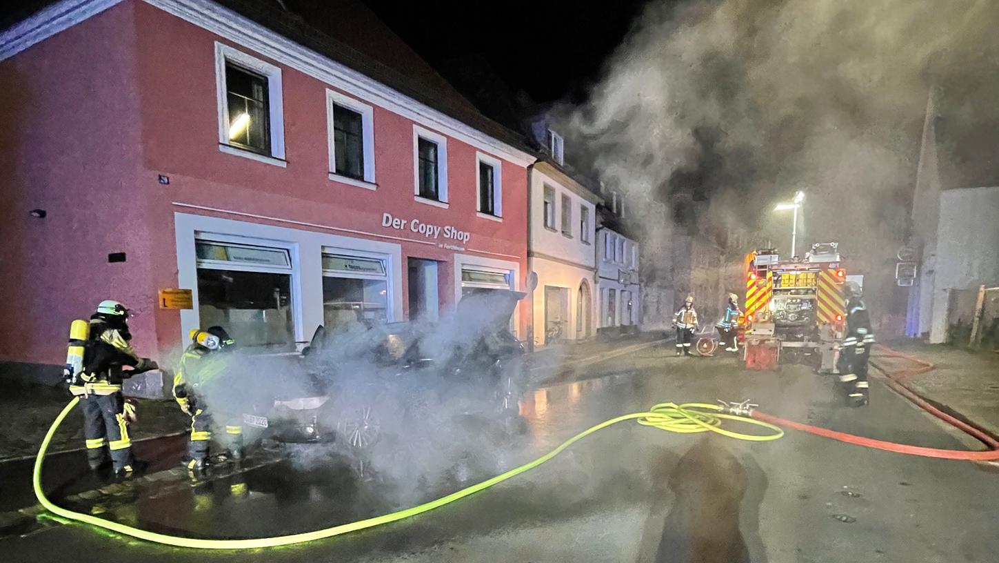 BMW geht bei der Fahrt durch Forchheim in Flammen auf