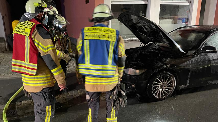 BMW geht bei der Fahrt durch Forchheim in Flammen auf