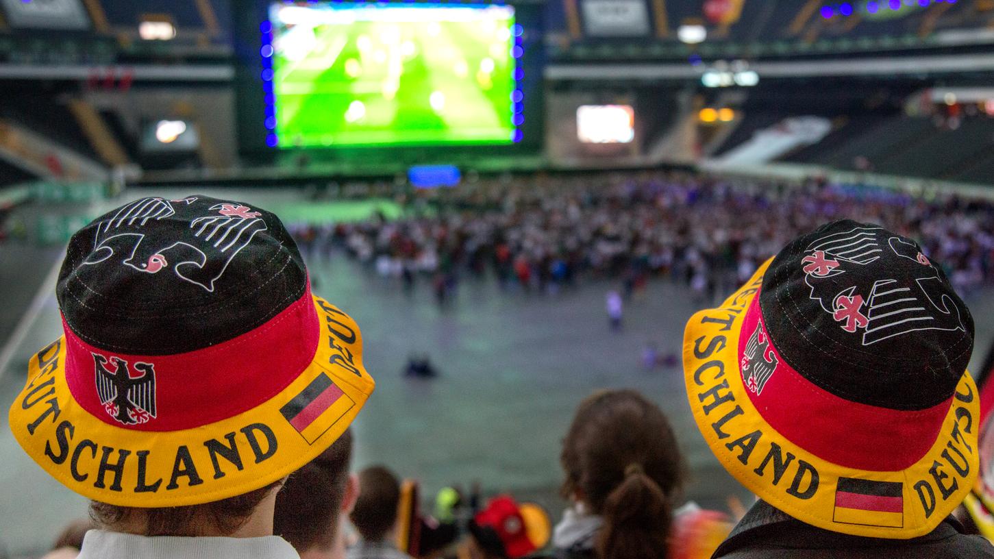 Größere EM-Partys sind wegen der noch immer angespannten Pandemie-Lage verboten.
Größere EM-Partys sind wegen der noch immer angespannten Pandemie-Lage verboten.