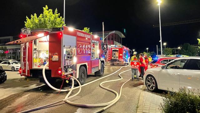 Weil die Brandmeldeanlage im Autohaus anschlug, war die Feuerwehr schnell vor Ort. Da stand der Audi S8 aber schon in Flammen. Weil die Brandmeldeanlage im Autohaus anschlug, war die Feuerwehr schnell vor Ort. Da stand der Audi S8 aber schon in Flammen.