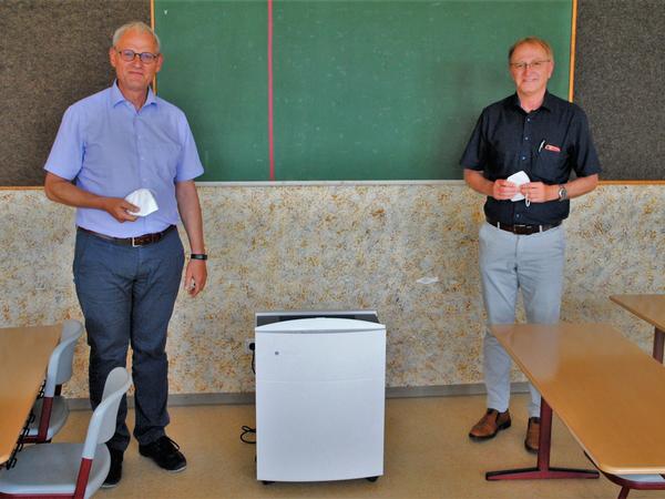 Der Parsberger Bürgermeister Josef Bauer hat bereits im Juni mobile Luftfilter an den Grundschulleiter Bernhard Utz übergeben.