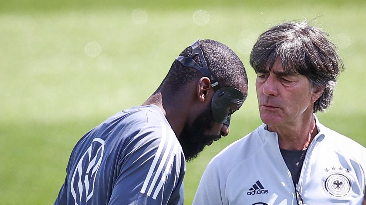 Löws Liebling: Der Bundestrainer und Antonio Rüdiger haben eine ganz besondere Beziehung.
Löws Liebling: Der Bundestrainer und Antonio Rüdiger haben eine ganz besondere Beziehung.