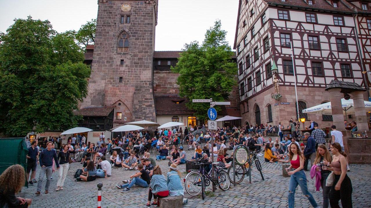 Seitdem die Indizidenzwerte auch in Nürnberg stark gesunken sind, herrscht in der Innenstadt wieder Trubel. Auf dem Tiergärtnertorplatz war am Wochenende viel los. Foto: Moritz Schlenk
Seitdem die Indizidenzwerte auch in Nürnberg stark gesunken sind, herrscht in der Innenstadt wieder Trubel. Auf dem Tiergärtnertorplatz war am Wochenende viel los. Foto: Moritz Schlenk