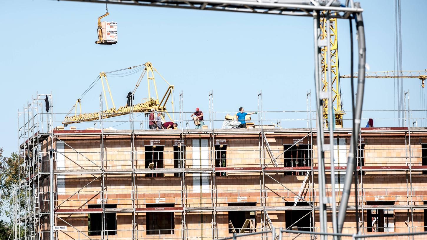 In Deutschland fehlt Wohnraum. In Roth könnten 42 Hektar bebaut werden, ohne ins Umland weichen zu müssen - wenn denn die Eigentümer willig wären.
In Deutschland fehlt Wohnraum. In Roth könnten 42 Hektar bebaut werden, ohne ins Umland weichen zu müssen - wenn denn die Eigentümer willig wären.